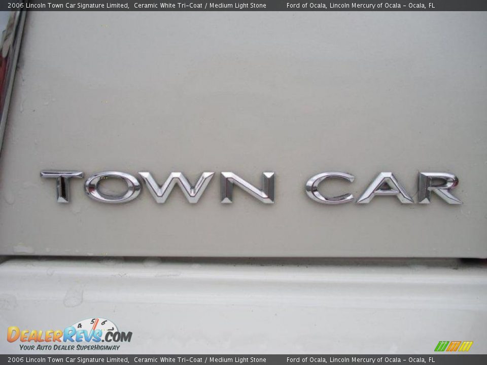 2006 Lincoln Town Car Signature Limited Ceramic White Tri-Coat / Medium Light Stone Photo #10