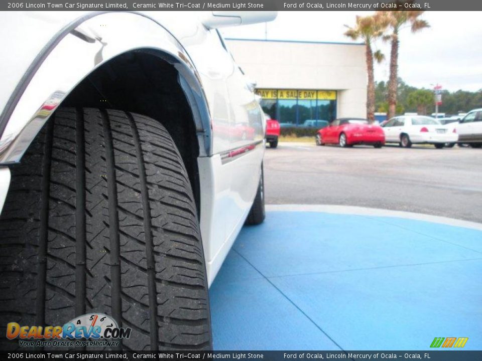 2006 Lincoln Town Car Signature Limited Ceramic White Tri-Coat / Medium Light Stone Photo #11