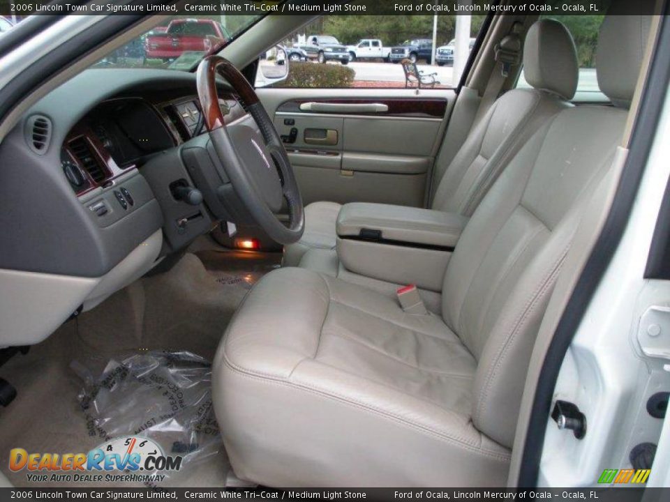 2006 Lincoln Town Car Signature Limited Ceramic White Tri-Coat / Medium Light Stone Photo #12