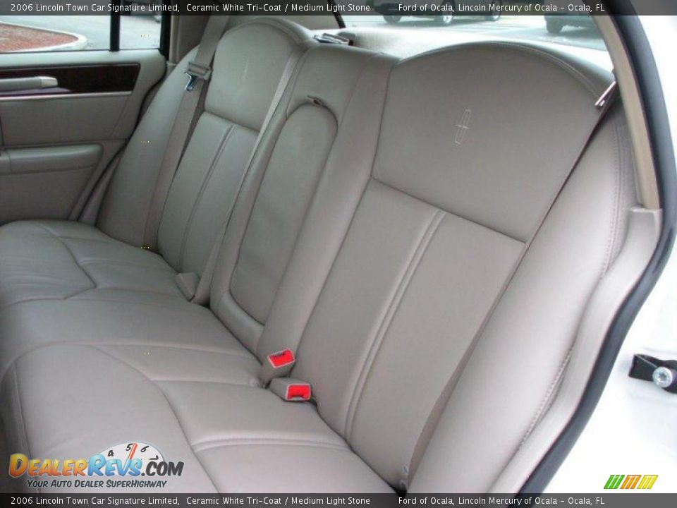 2006 Lincoln Town Car Signature Limited Ceramic White Tri-Coat / Medium Light Stone Photo #16