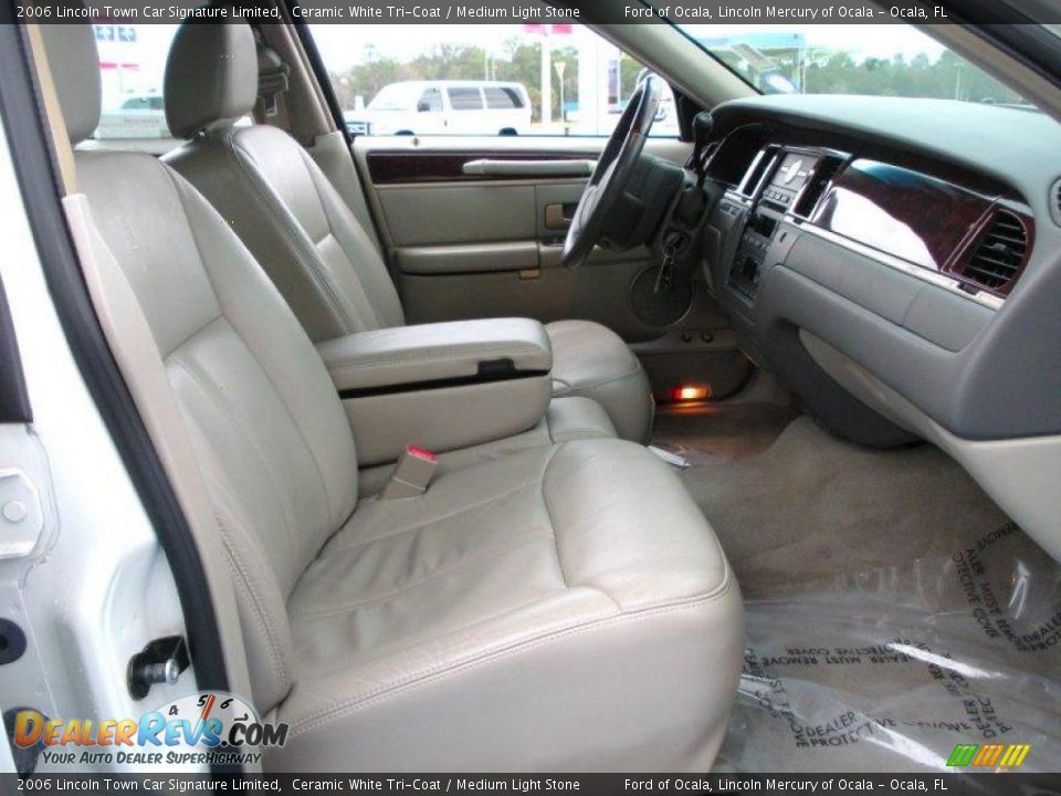2006 Lincoln Town Car Signature Limited Ceramic White Tri-Coat / Medium Light Stone Photo #17