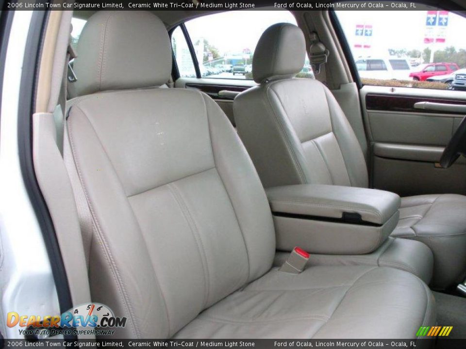 2006 Lincoln Town Car Signature Limited Ceramic White Tri-Coat / Medium Light Stone Photo #18