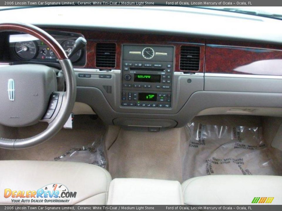 2006 Lincoln Town Car Signature Limited Ceramic White Tri-Coat / Medium Light Stone Photo #19