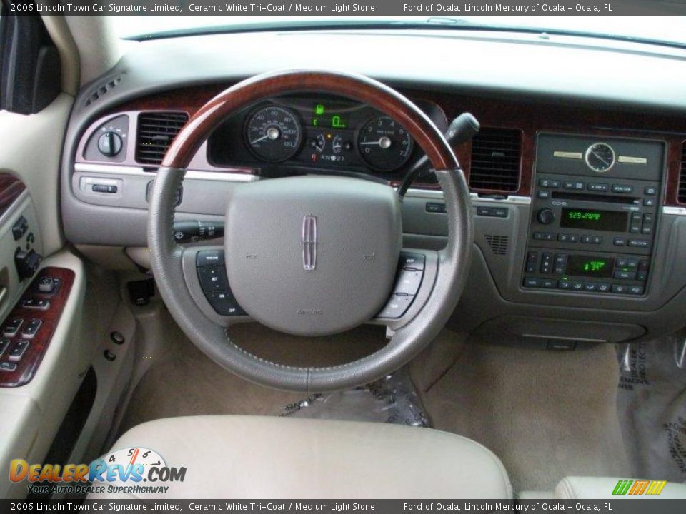 2006 Lincoln Town Car Signature Limited Ceramic White Tri-Coat / Medium Light Stone Photo #20