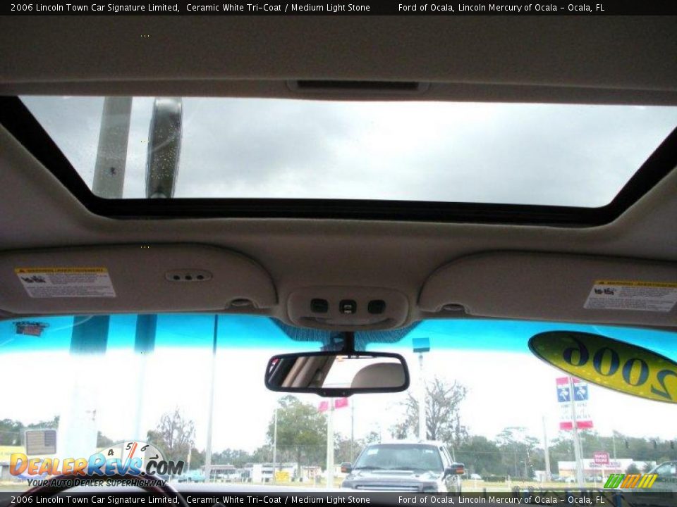 2006 Lincoln Town Car Signature Limited Ceramic White Tri-Coat / Medium Light Stone Photo #21