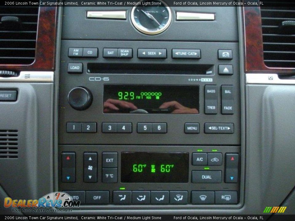 2006 Lincoln Town Car Signature Limited Ceramic White Tri-Coat / Medium Light Stone Photo #24
