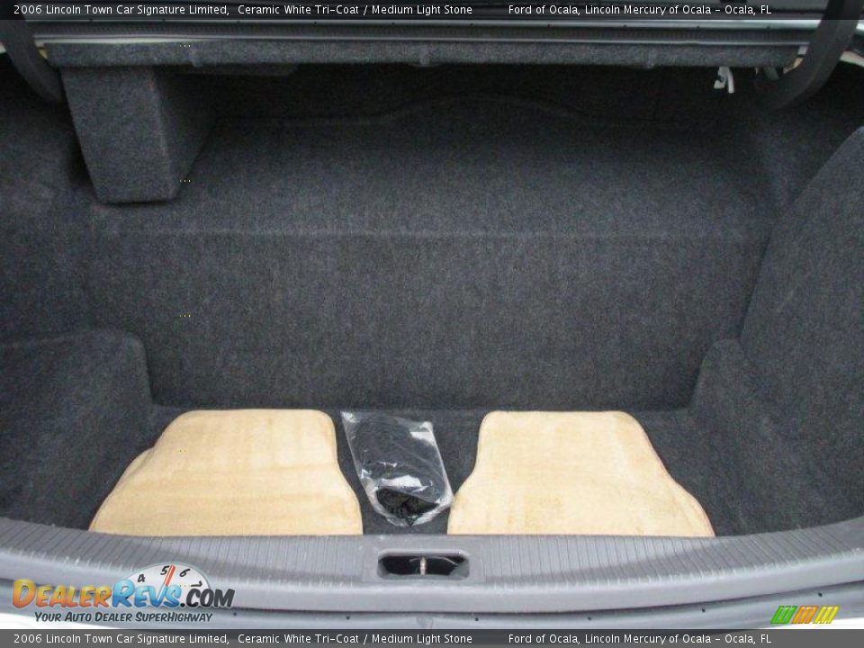 2006 Lincoln Town Car Signature Limited Ceramic White Tri-Coat / Medium Light Stone Photo #25