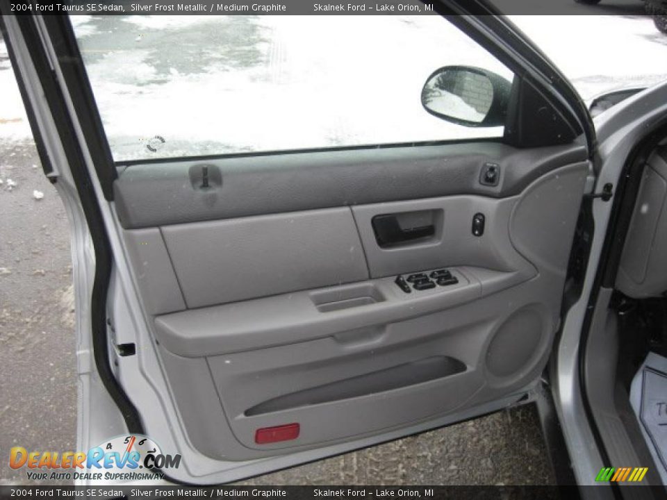 2004 Ford Taurus SE Sedan Silver Frost Metallic / Medium Graphite Photo #22