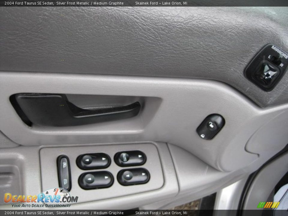 2004 Ford Taurus SE Sedan Silver Frost Metallic / Medium Graphite Photo #23