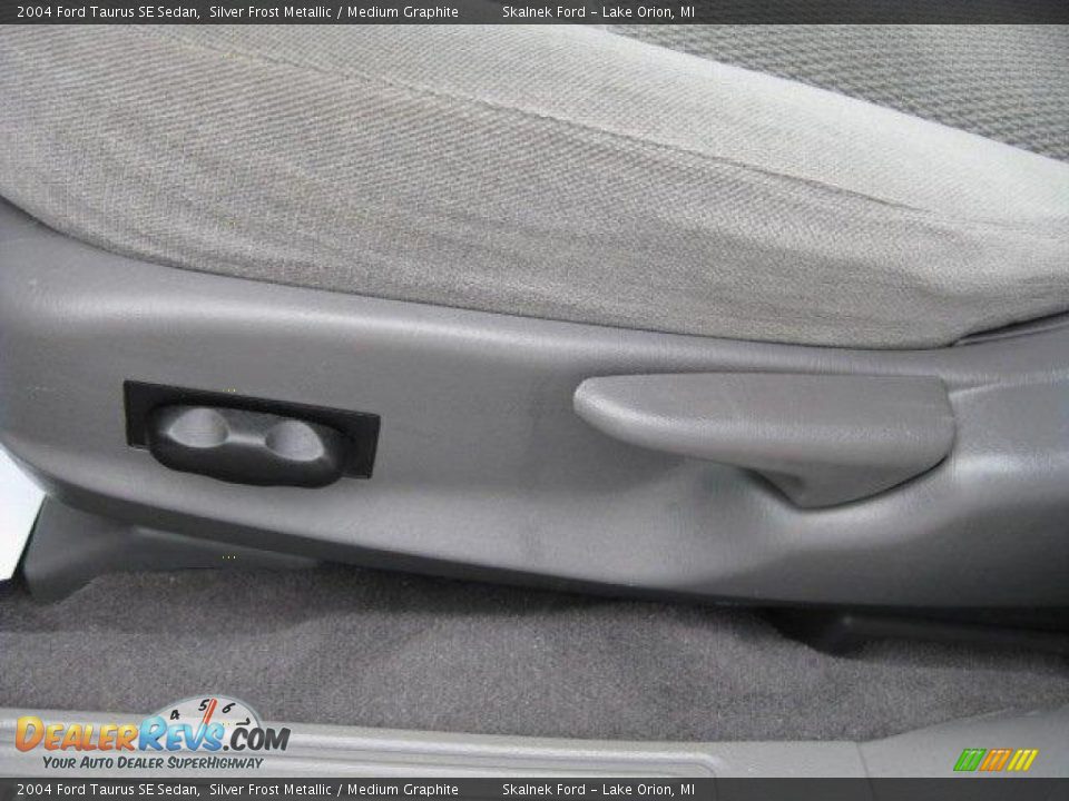2004 Ford Taurus SE Sedan Silver Frost Metallic / Medium Graphite Photo #24