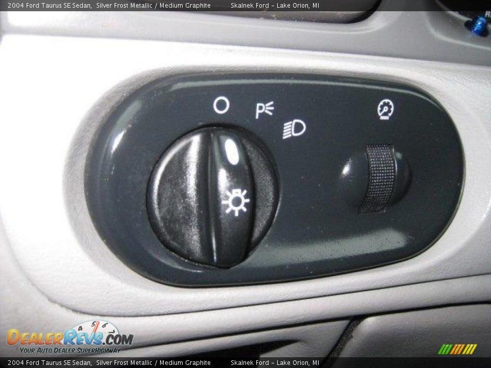 2004 Ford Taurus SE Sedan Silver Frost Metallic / Medium Graphite Photo #25