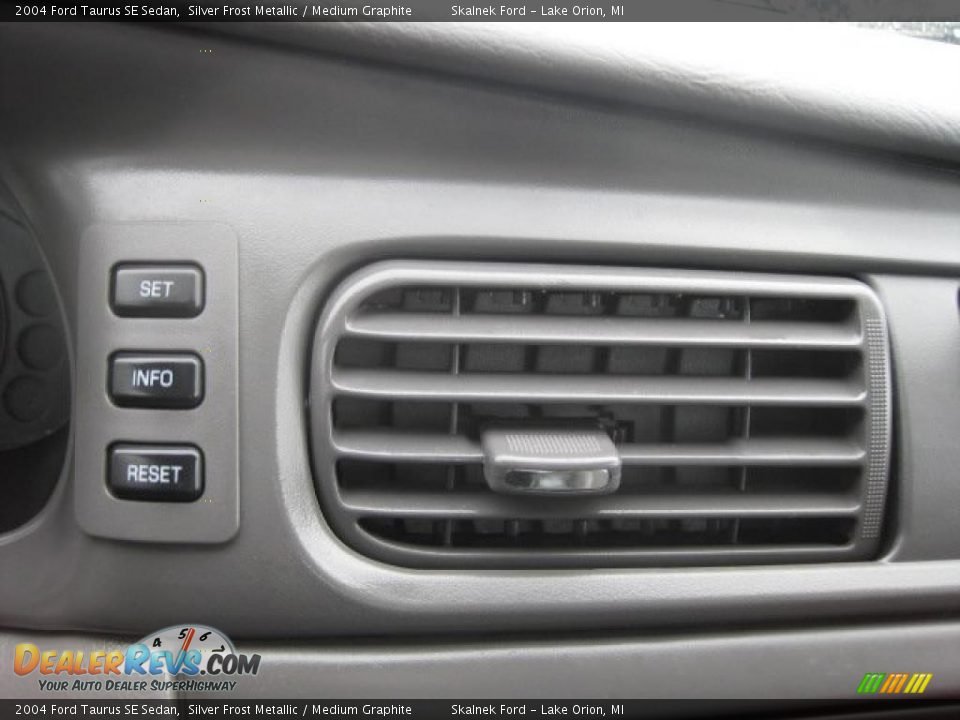 2004 Ford Taurus SE Sedan Silver Frost Metallic / Medium Graphite Photo #28