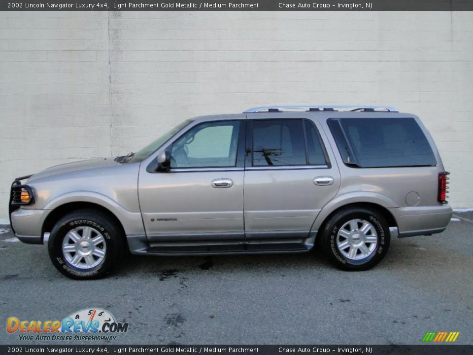 2002 Lincoln Navigator Luxury 4x4 Light Parchment Gold Metallic / Medium Parchment Photo #2