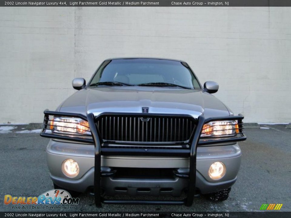 2002 Lincoln Navigator Luxury 4x4 Light Parchment Gold Metallic / Medium Parchment Photo #4