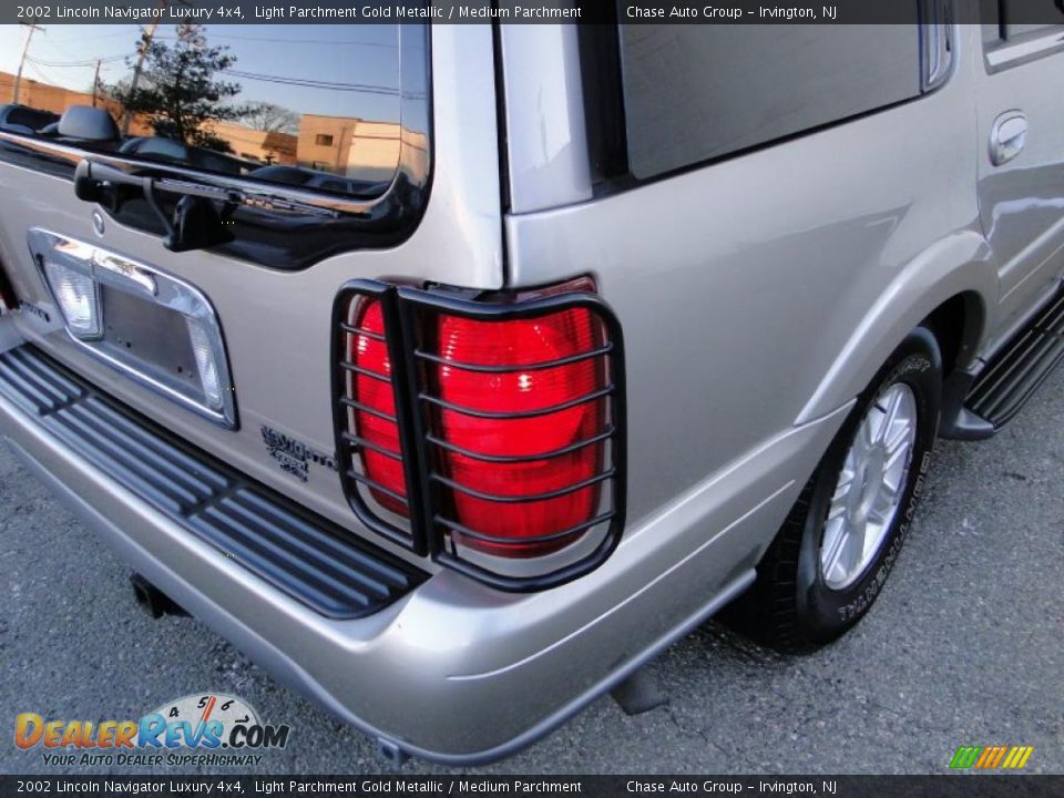 2002 Lincoln Navigator Luxury 4x4 Light Parchment Gold Metallic / Medium Parchment Photo #11