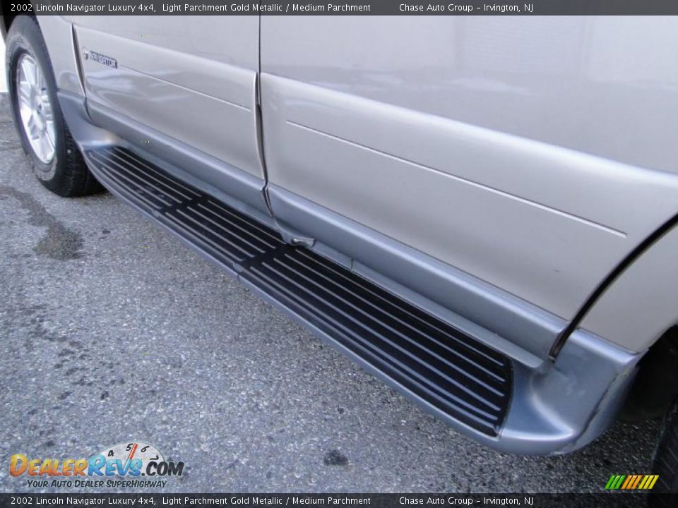 2002 Lincoln Navigator Luxury 4x4 Light Parchment Gold Metallic / Medium Parchment Photo #13