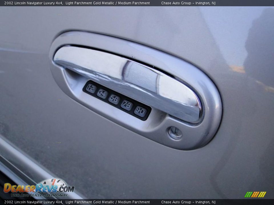 2002 Lincoln Navigator Luxury 4x4 Light Parchment Gold Metallic / Medium Parchment Photo #15