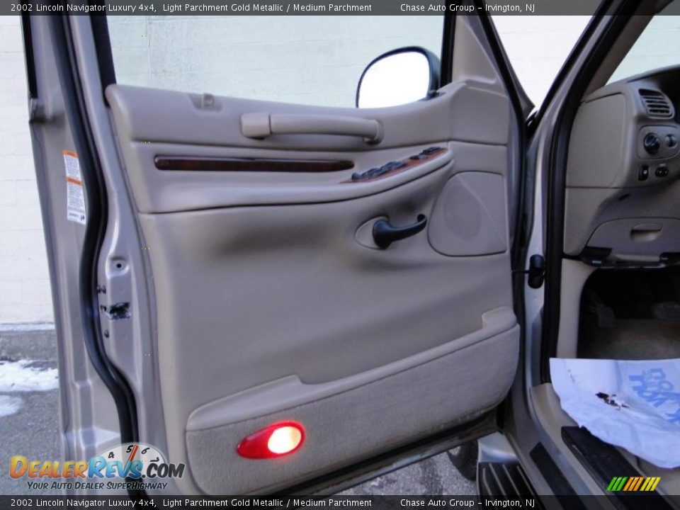 2002 Lincoln Navigator Luxury 4x4 Light Parchment Gold Metallic / Medium Parchment Photo #19