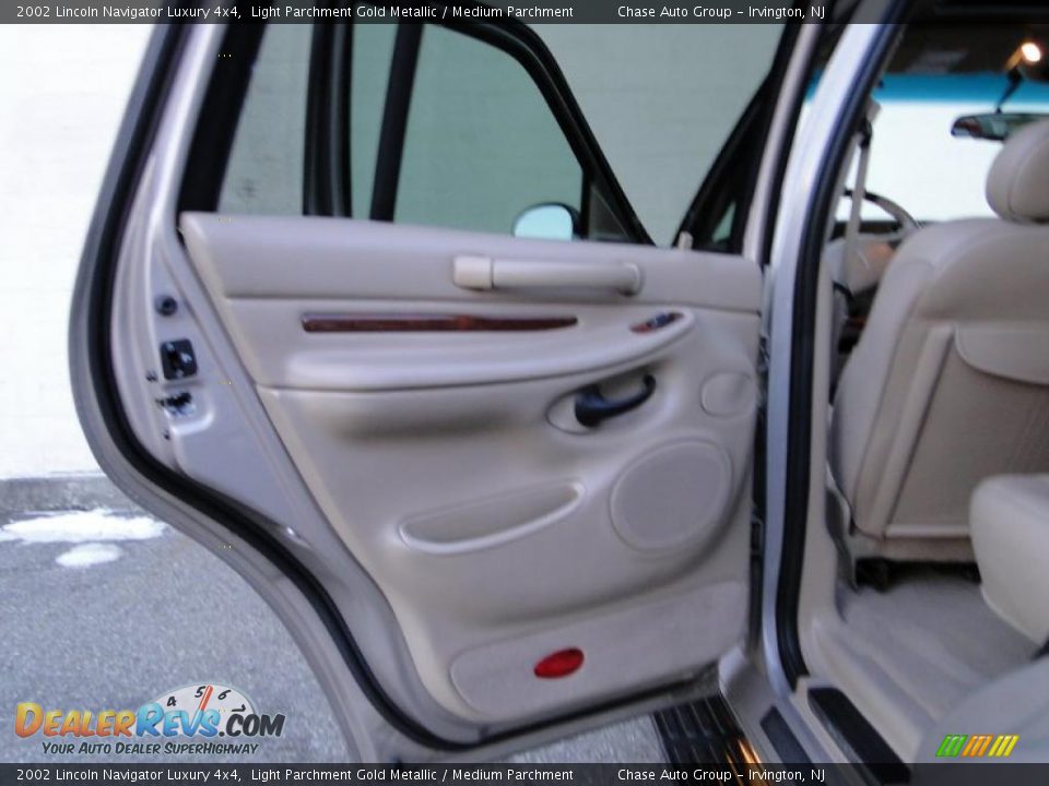 2002 Lincoln Navigator Luxury 4x4 Light Parchment Gold Metallic / Medium Parchment Photo #20