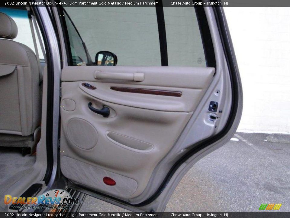 2002 Lincoln Navigator Luxury 4x4 Light Parchment Gold Metallic / Medium Parchment Photo #21