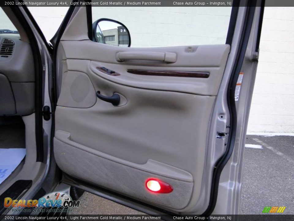 2002 Lincoln Navigator Luxury 4x4 Light Parchment Gold Metallic / Medium Parchment Photo #22