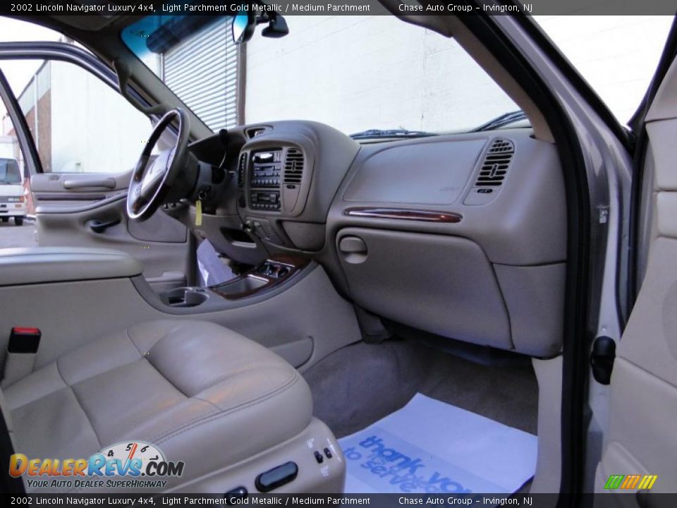 2002 Lincoln Navigator Luxury 4x4 Light Parchment Gold Metallic / Medium Parchment Photo #23