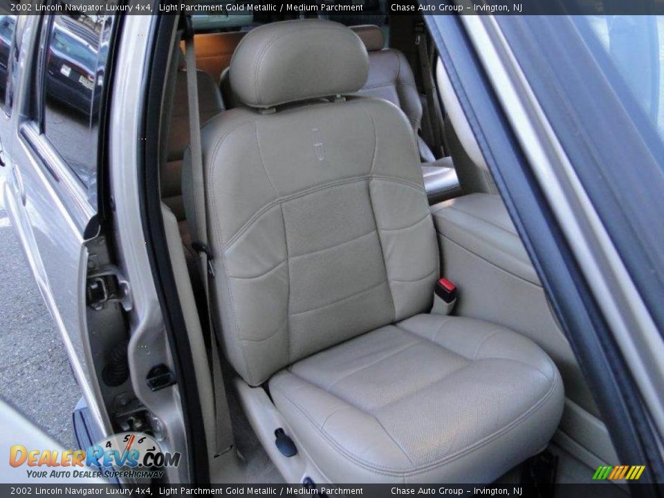 2002 Lincoln Navigator Luxury 4x4 Light Parchment Gold Metallic / Medium Parchment Photo #24