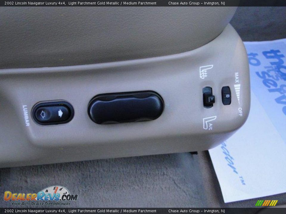 2002 Lincoln Navigator Luxury 4x4 Light Parchment Gold Metallic / Medium Parchment Photo #25