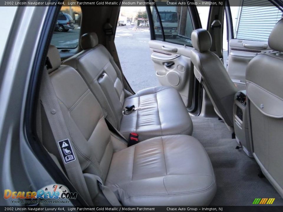 2002 Lincoln Navigator Luxury 4x4 Light Parchment Gold Metallic / Medium Parchment Photo #27