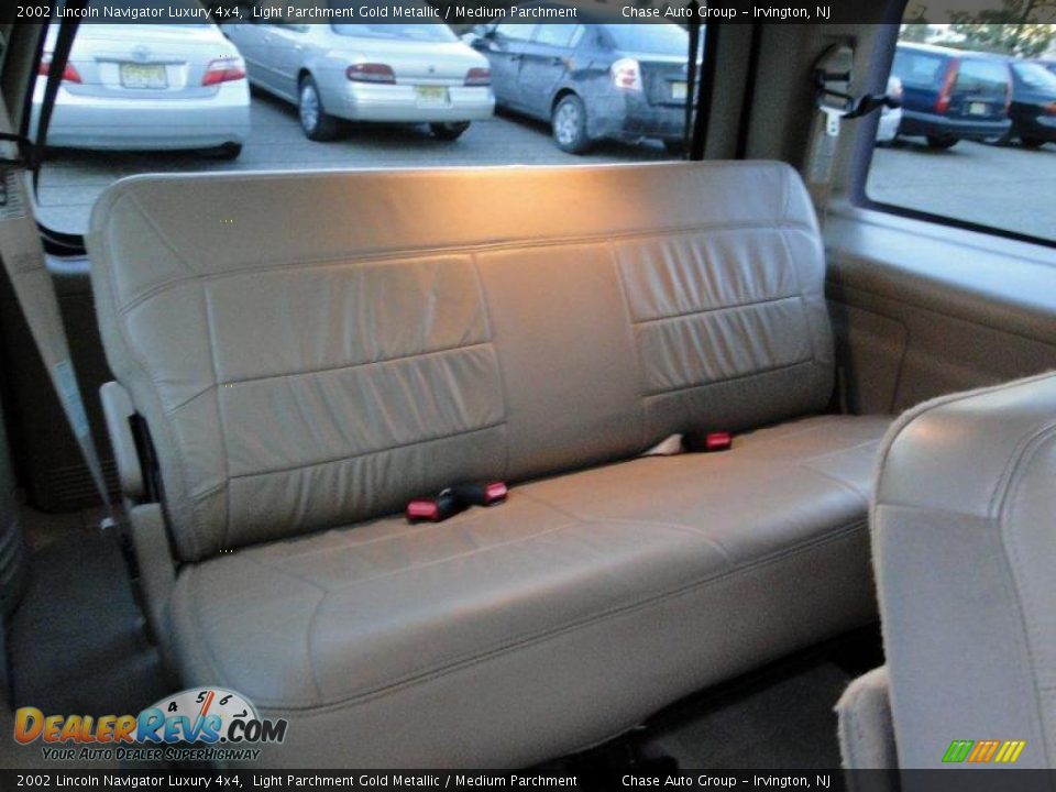 2002 Lincoln Navigator Luxury 4x4 Light Parchment Gold Metallic / Medium Parchment Photo #28