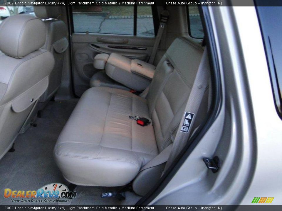 2002 Lincoln Navigator Luxury 4x4 Light Parchment Gold Metallic / Medium Parchment Photo #29