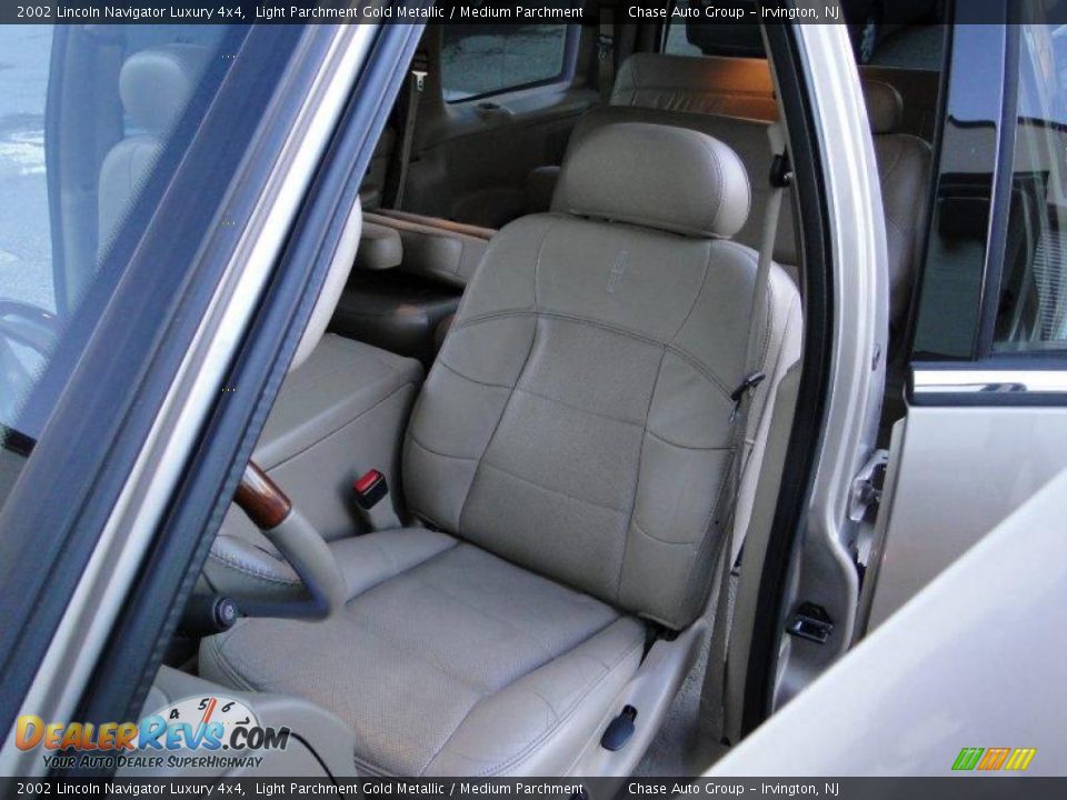 2002 Lincoln Navigator Luxury 4x4 Light Parchment Gold Metallic / Medium Parchment Photo #30