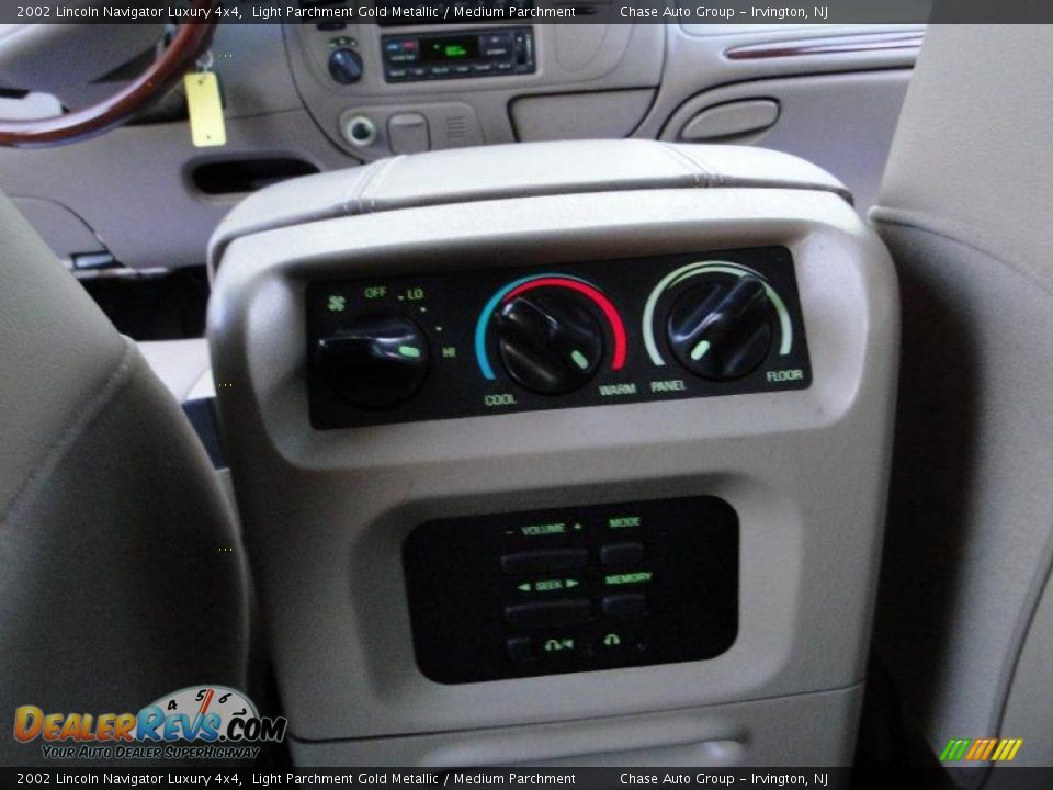 2002 Lincoln Navigator Luxury 4x4 Light Parchment Gold Metallic / Medium Parchment Photo #33