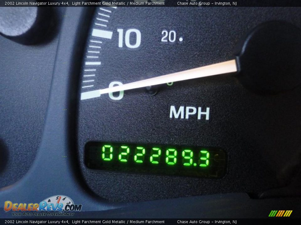 2002 Lincoln Navigator Luxury 4x4 Light Parchment Gold Metallic / Medium Parchment Photo #35