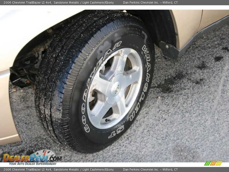 2006 Chevrolet TrailBlazer LS 4x4 Sandstone Metallic / Light Cashmere/Ebony Photo #10