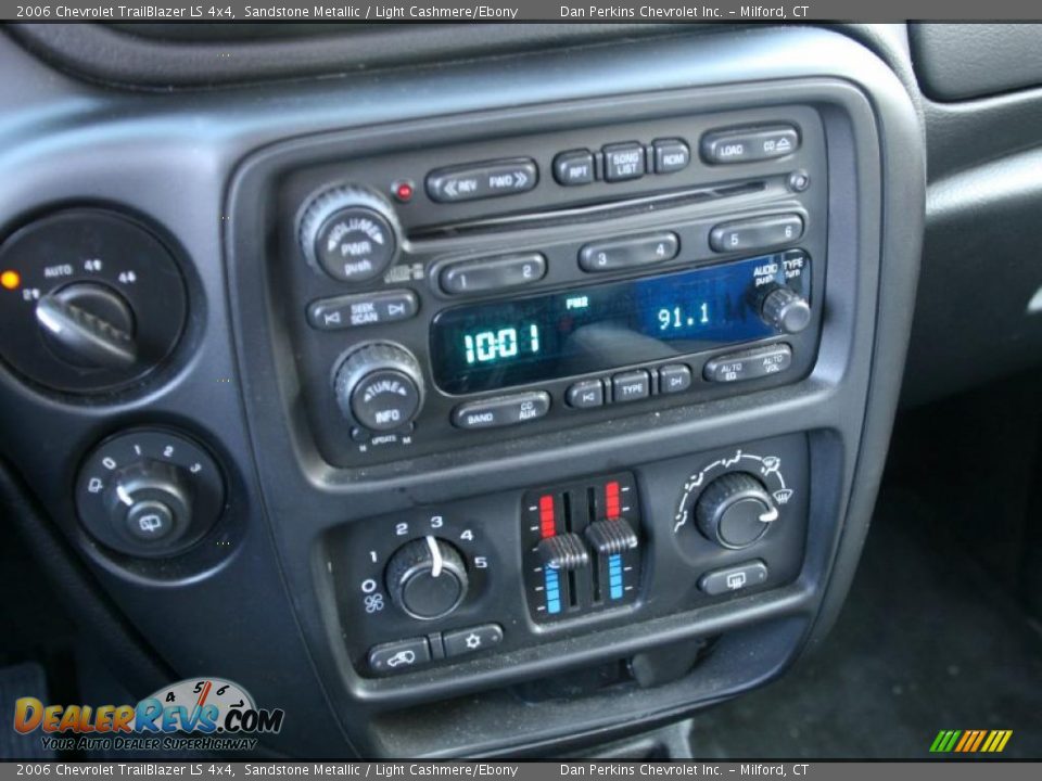 2006 Chevrolet TrailBlazer LS 4x4 Sandstone Metallic / Light Cashmere/Ebony Photo #12