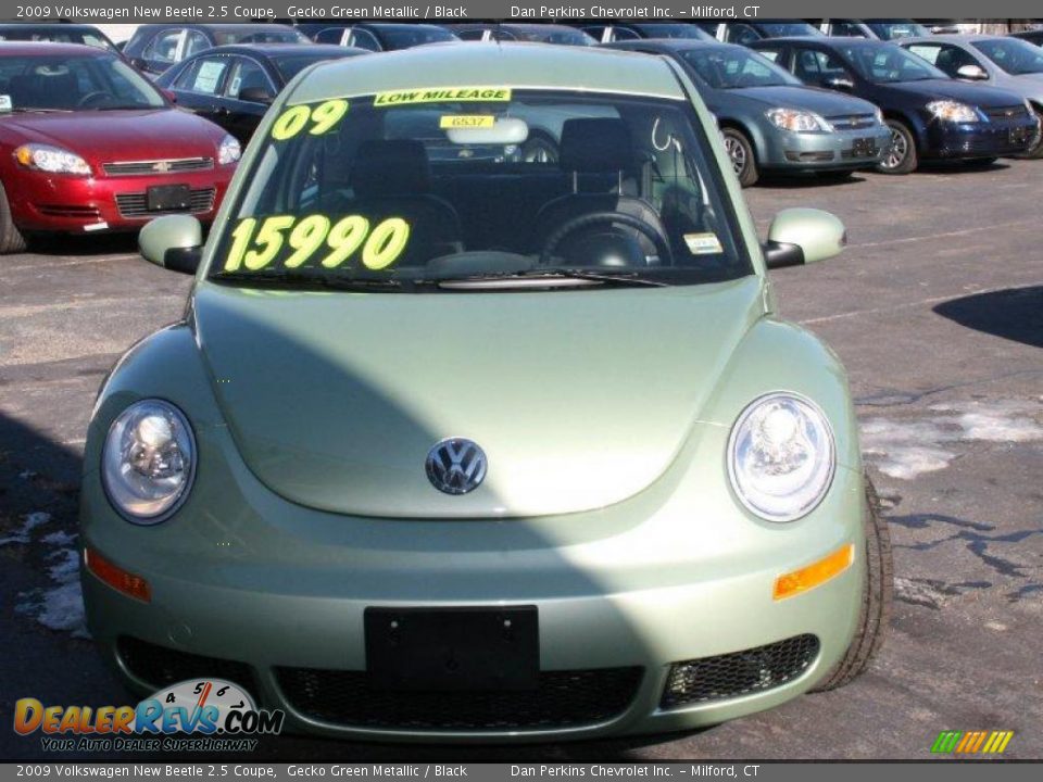 2009 Volkswagen New Beetle 2.5 Coupe Gecko Green Metallic / Black Photo #2
