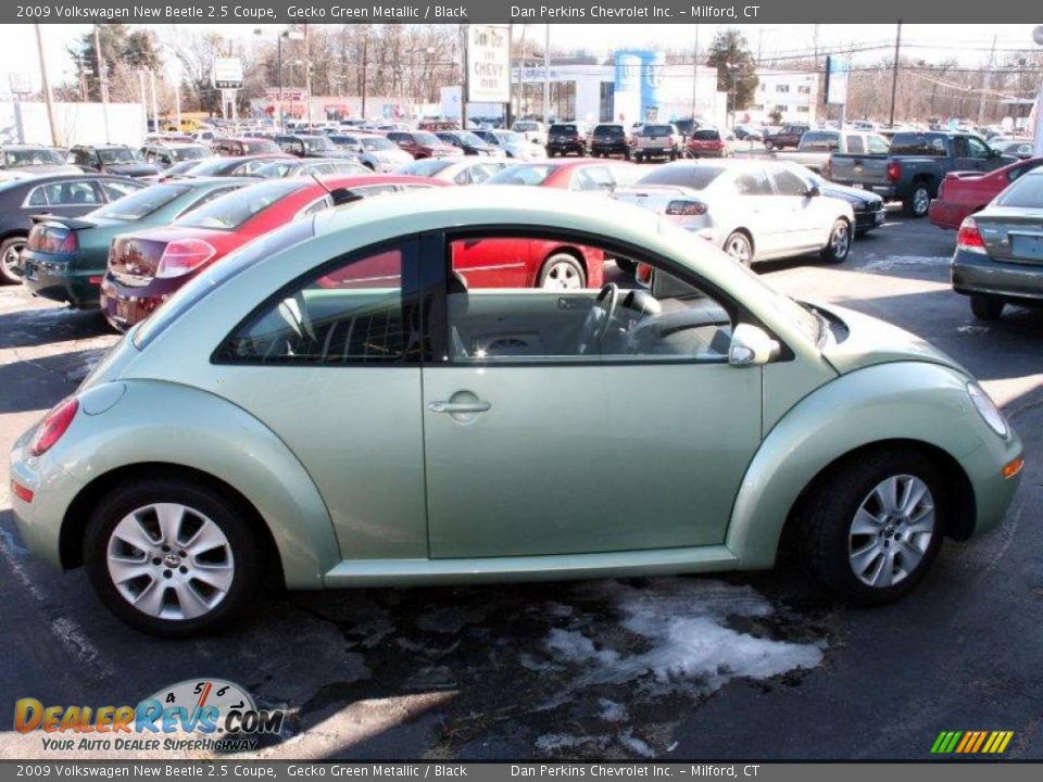 2009 Volkswagen New Beetle 2.5 Coupe Gecko Green Metallic / Black Photo #3