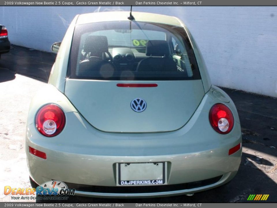 2009 Volkswagen New Beetle 2.5 Coupe Gecko Green Metallic / Black Photo #5