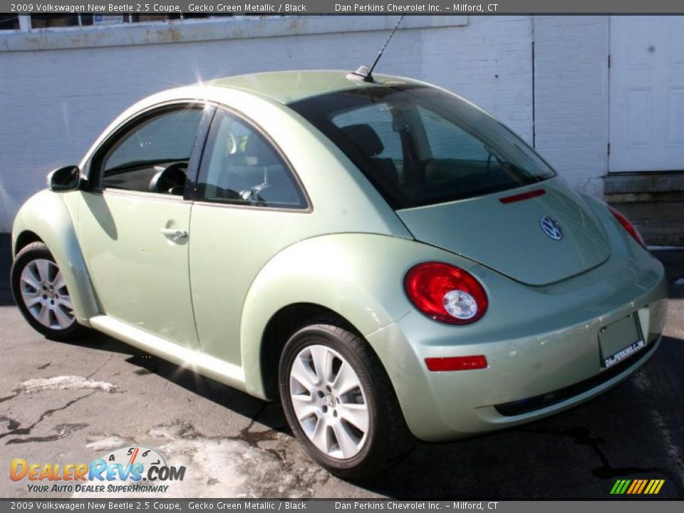 2009 Volkswagen New Beetle 2.5 Coupe Gecko Green Metallic / Black Photo #6
