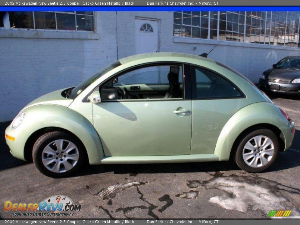 2009 Volkswagen New Beetle 2.5 Coupe Gecko Green Metallic / Black Photo #7