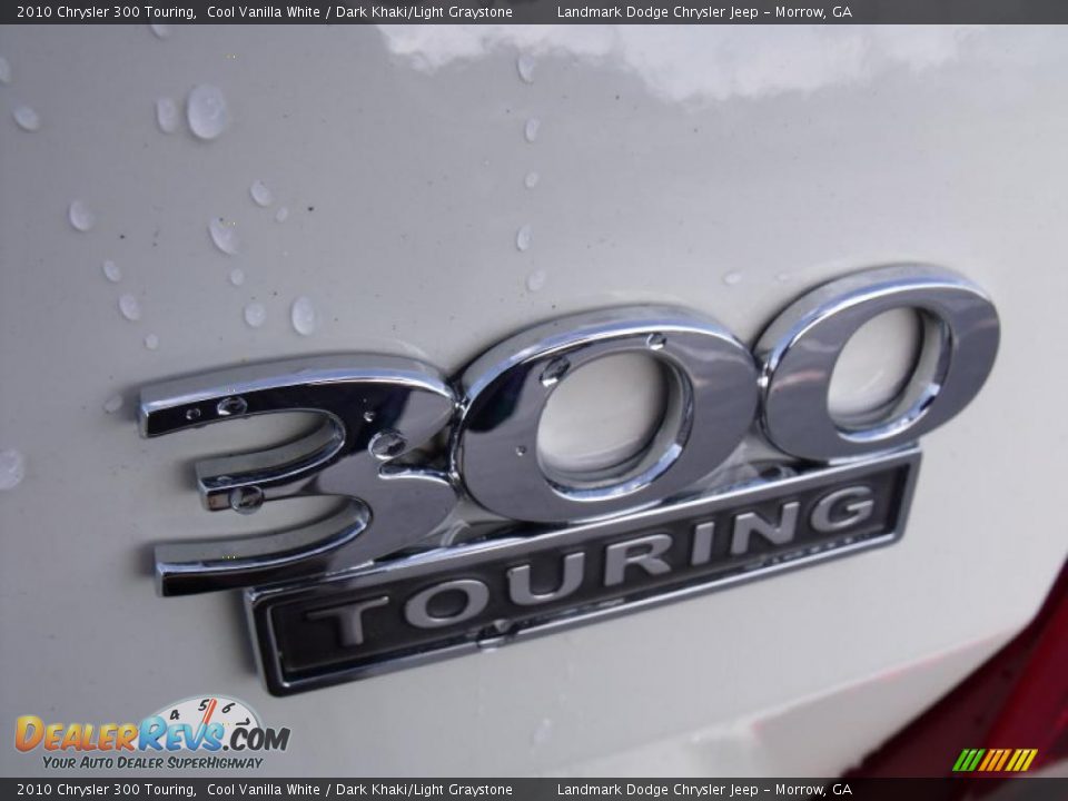 2010 Chrysler 300 Touring Cool Vanilla White / Dark Khaki/Light Graystone Photo #8