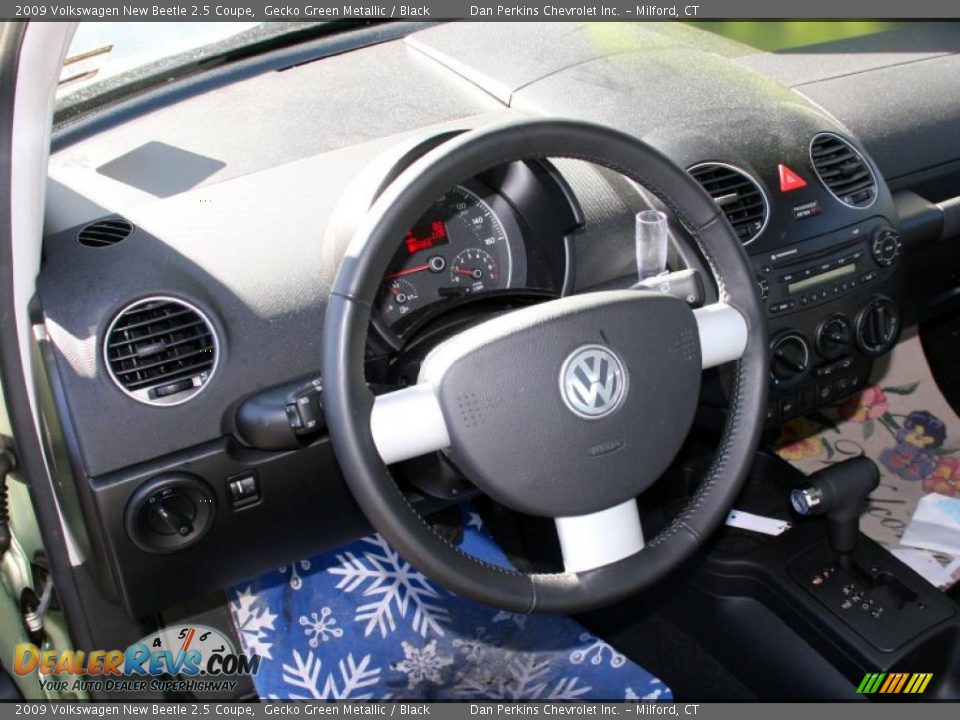 2009 Volkswagen New Beetle 2.5 Coupe Gecko Green Metallic / Black Photo #8