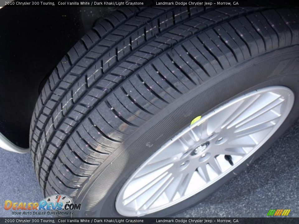 2010 Chrysler 300 Touring Cool Vanilla White / Dark Khaki/Light Graystone Photo #13