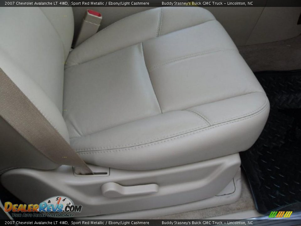 2007 Chevrolet Avalanche LT 4WD Sport Red Metallic / Ebony/Light Cashmere Photo #16