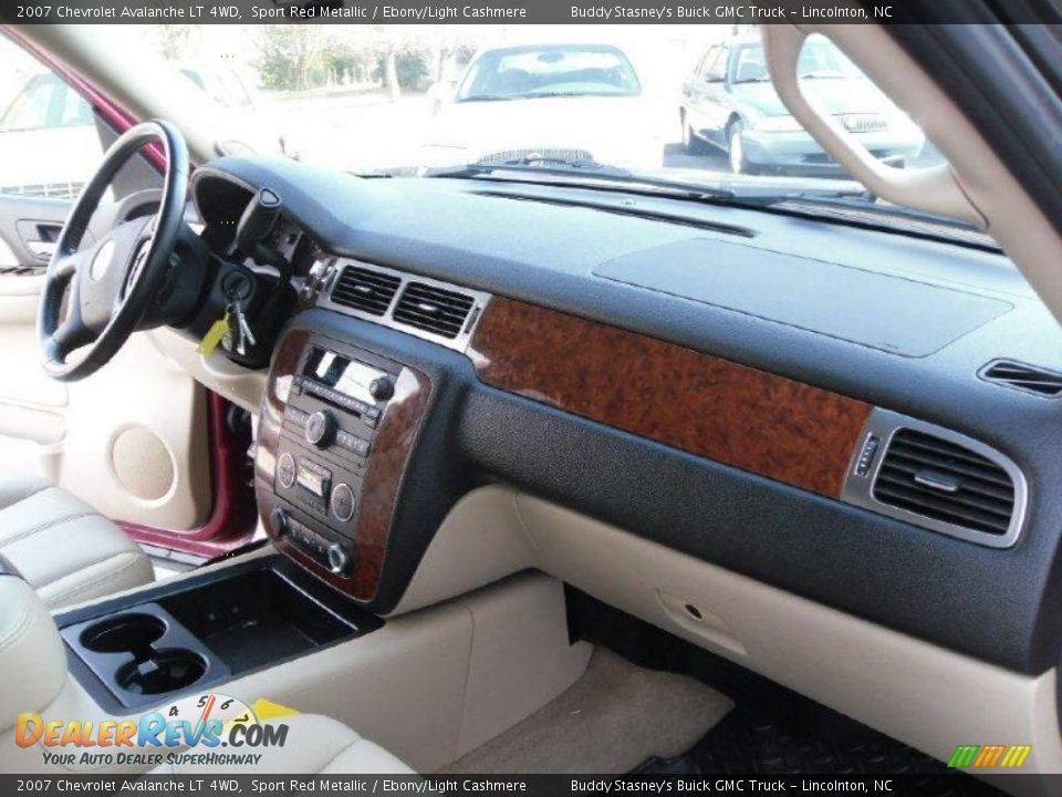 2007 Chevrolet Avalanche LT 4WD Sport Red Metallic / Ebony/Light Cashmere Photo #17