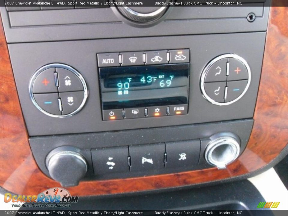 2007 Chevrolet Avalanche LT 4WD Sport Red Metallic / Ebony/Light Cashmere Photo #24