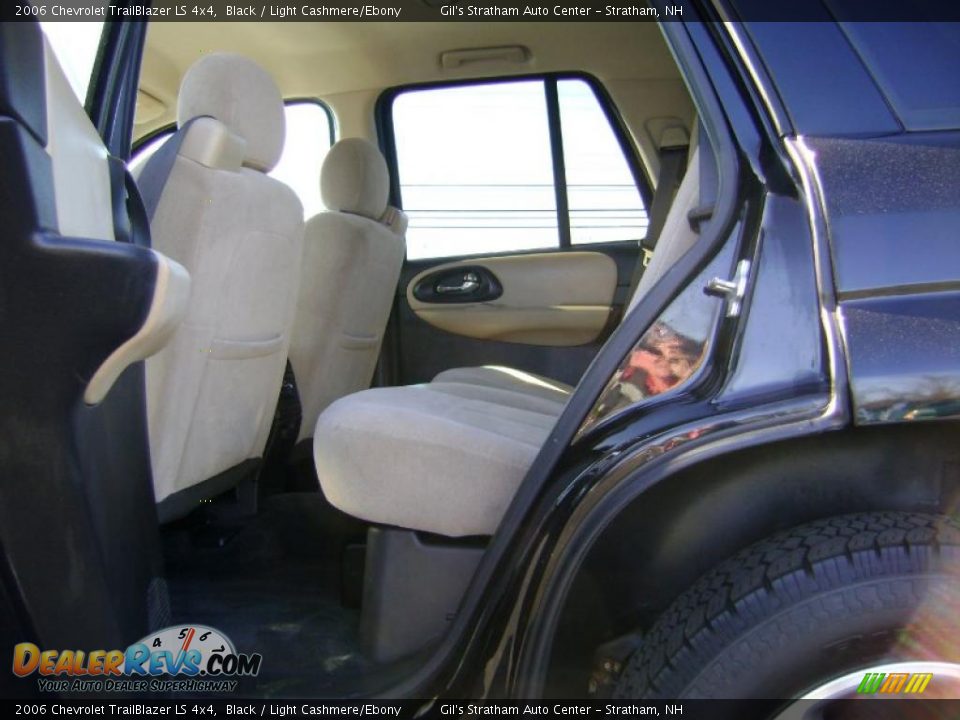 2006 Chevrolet TrailBlazer LS 4x4 Black / Light Cashmere/Ebony Photo #12