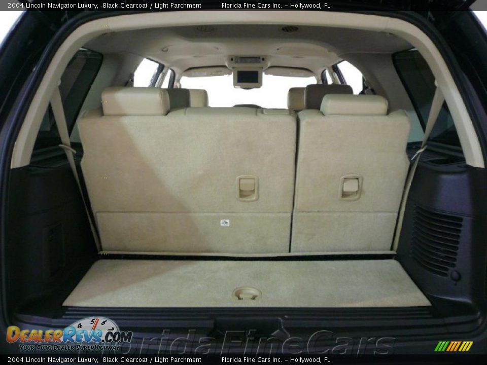 2004 Lincoln Navigator Luxury Black Clearcoat / Light Parchment Photo #7