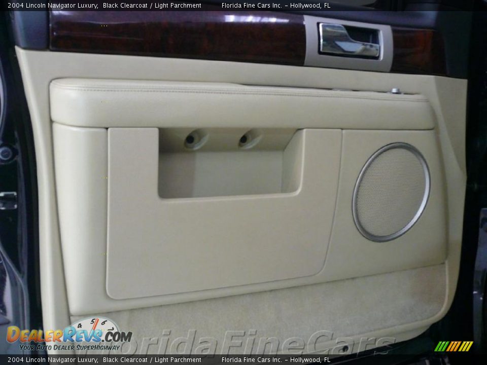 2004 Lincoln Navigator Luxury Black Clearcoat / Light Parchment Photo #8